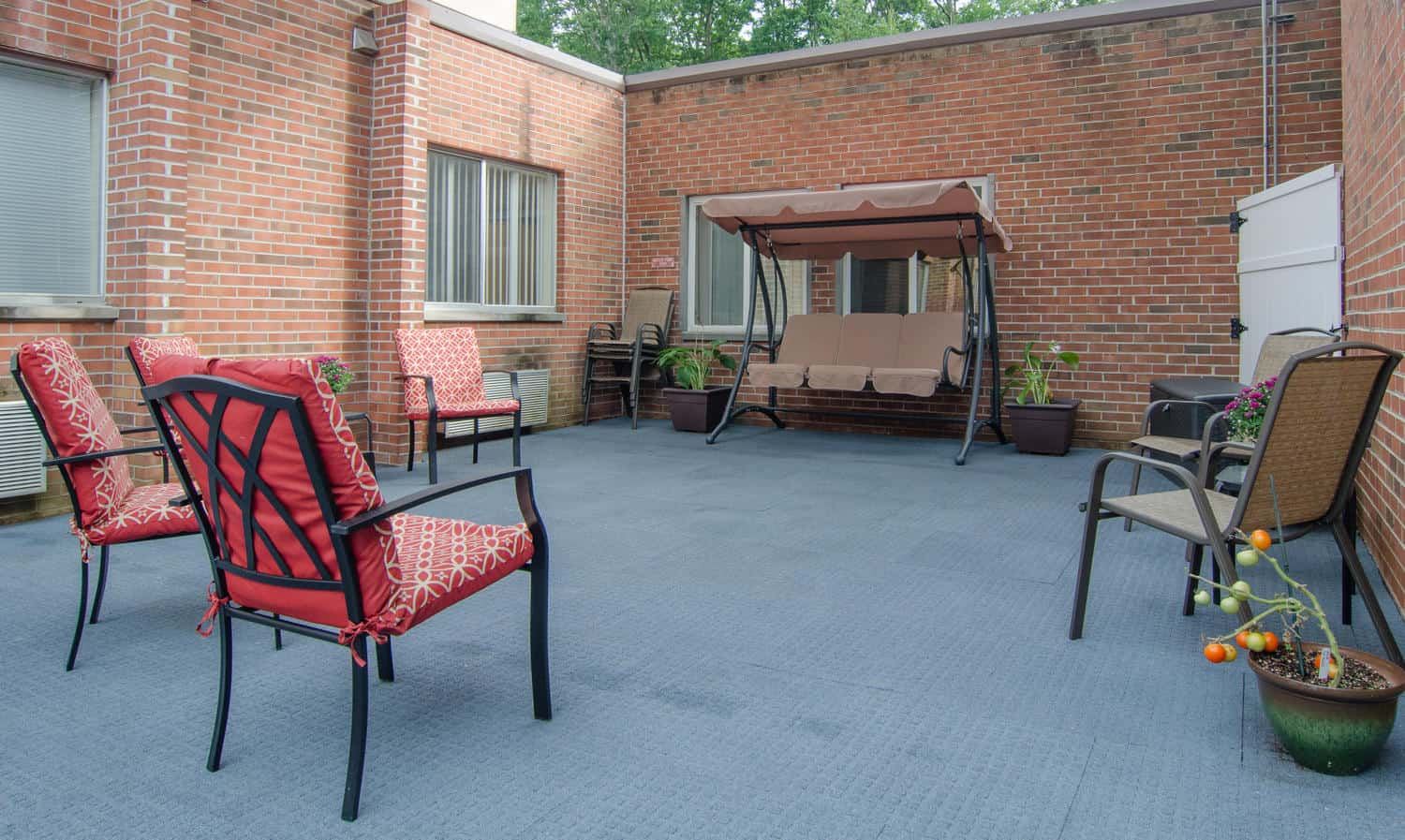 Courtyard outdoor space supporting memory care Princeton daily life